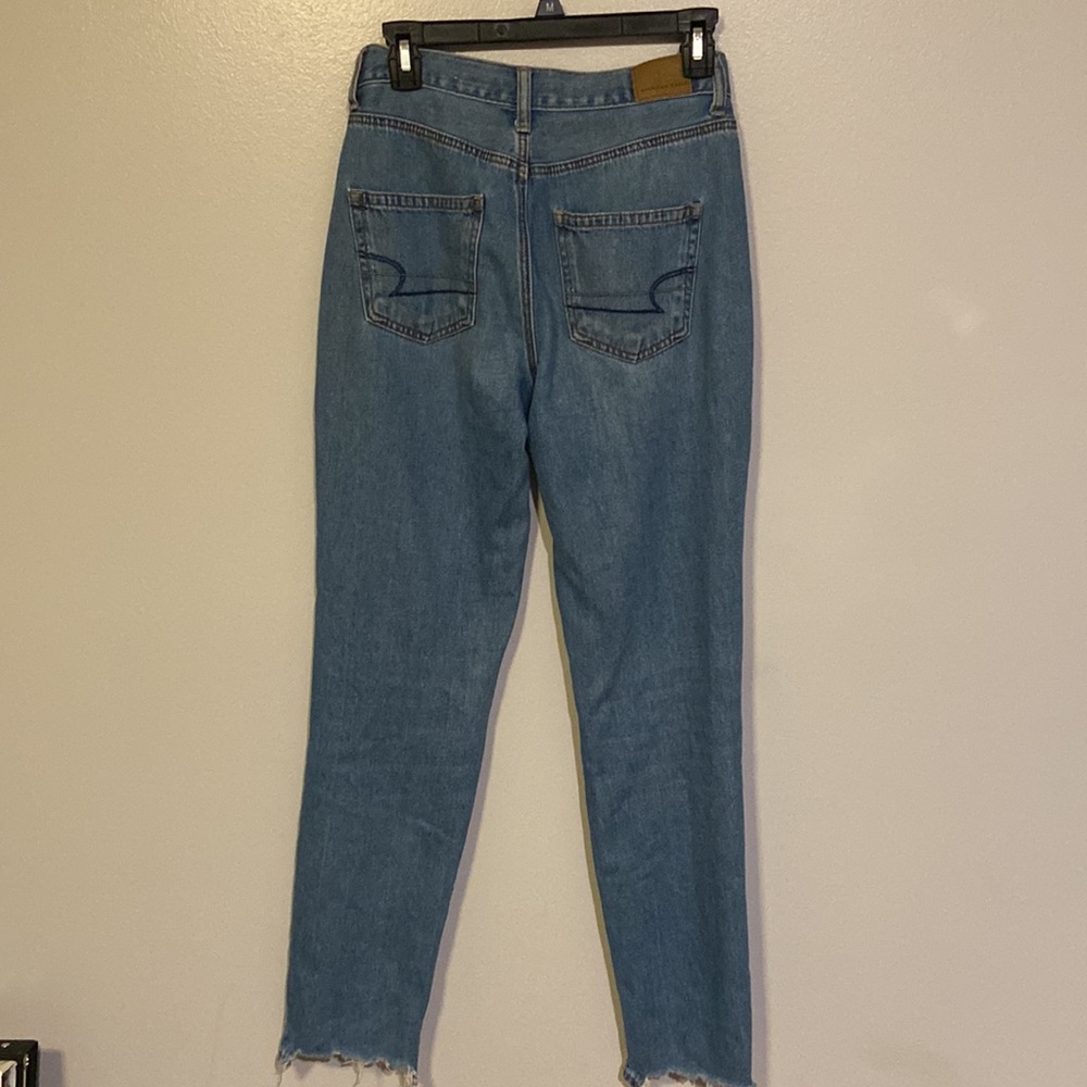 American Eagle Mom Jean Sz 2 Long worn, ripped, distressed cool jeans, light - Picture 2 of 13